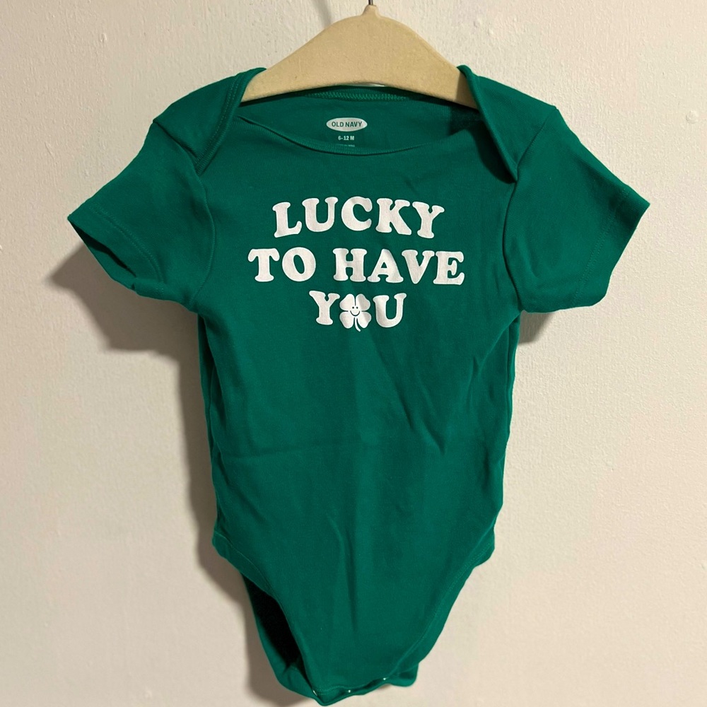 Old Navy green “Lucky to have you”clover bodysuit|Size:6-12months